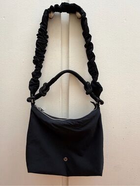 Preloved Lululemon ruched crossbody bag 6.5L Very Clean one time used only.